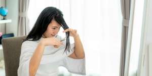 Tutorial Memotong Rambut Panjang di Rumah untuk Mencegah Split Ends