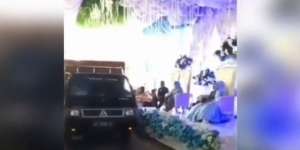 Ngakak! Mobil Pickup Pengangkut Ayam Terobos Hajatan Pernikahan