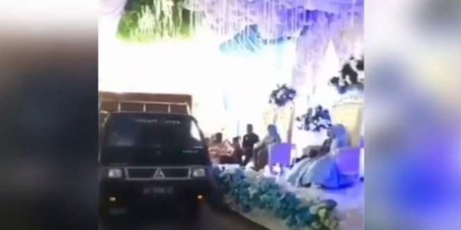 Ngakak! Mobil Pickup Pengangkut Ayam Terobos Hajatan Pernikahan