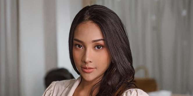 Foto Bareng Kiky Saputri, Kaki Anya Geraldine Bikin Salfok