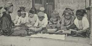 Foto Jadul Anak Mengaji Tahun 1913 Viral, Netizen Salfok Sama Benda di Bawahnya