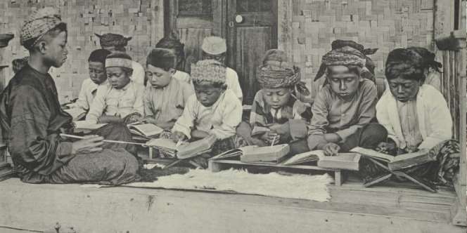 Foto Jadul Anak Mengaji Tahun 1913 Viral, Netizen Salfok Sama Benda di Bawahnya