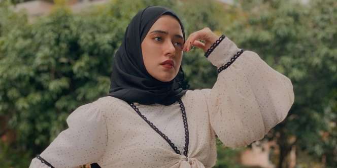 Gaya 4 Seleb Hijab Pakai Outfit Puff Sleeve Kekinian