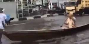 Lewat di Jalan Raya yang Banjir, Kendaraan Kakek Banjarmasin Ini Disorot