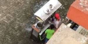 Lihat Gerobak Pedagang Bakso Jatuh, Perbuatan Bocah Ini Bikin Terenyuh