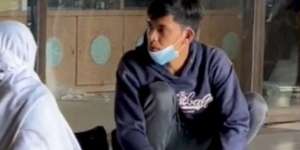 Tak Malu Pijat Ibu di Depan Umum, Pria Ini Banjir Pujian