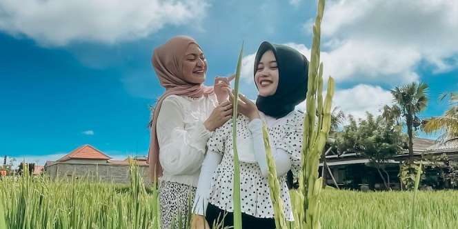 Asik Main TikTok, Intip Gaya Kompak Nathalie Holscher dan Putri Sule