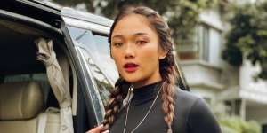 Cantik Berbalut Bunga, Sepakat Foto Marion Jola Ini Mirip Rose Blackpink?