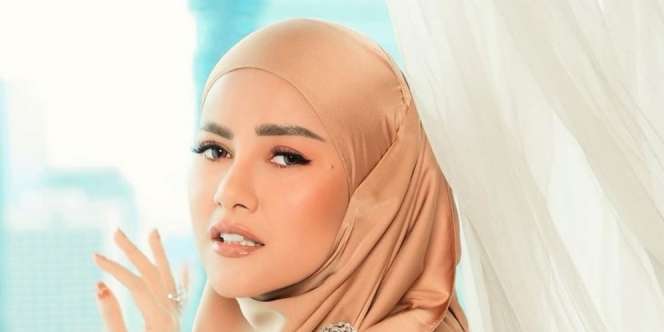 Kangen Mendiang Ayah, Foto Cantik Olla Ramlan Saat Remaja Dipuji