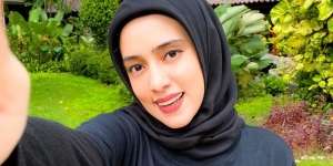 Tanpa Makeup Tebal, Cantiknya Fairuz A Rafiq dengan Makeup Natural