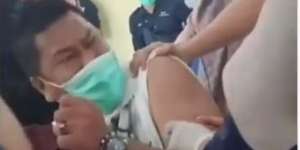 Viral! Kepala Puskesmas Berbadan Kekar Ketakutan Saat Disuntik Vaksin