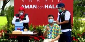 Raffi Ahmad Kembali Ikut Vaksinasi Kedua, Pose Andalannya Tak Berubah