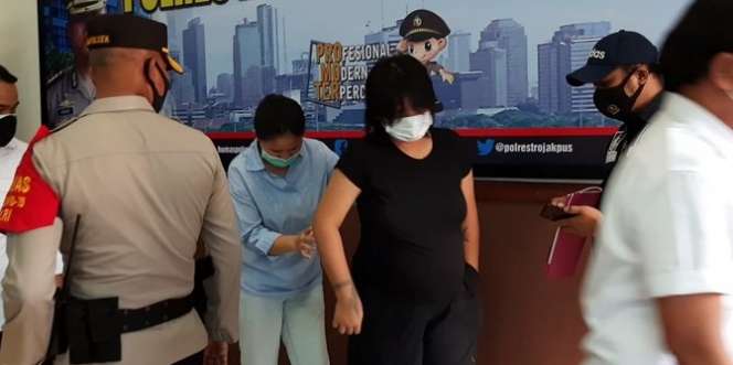 Ditanya Alasan Mesum di Halte Senen, Jawaban Si Cewek Bikin Geram!