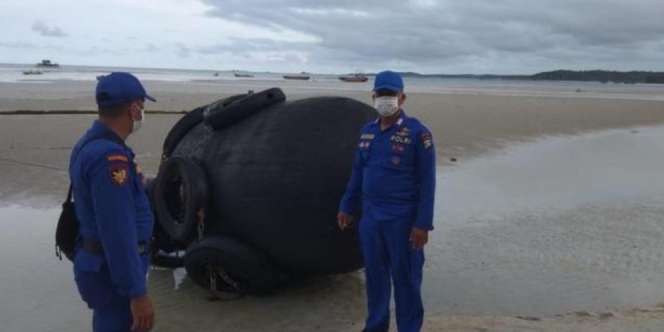 Geger Bola Hitam Raksasa di Pantai Bintan, Ternyata Dapra Kapal