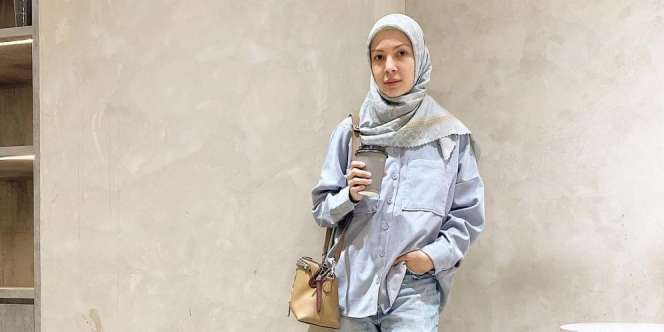 Gaya Liburan Ratna Galih, Modis dengan Tren Busana Ombre