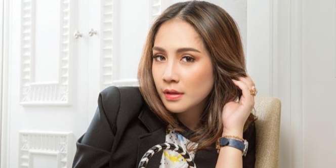 Tumben Murah! Sandal Jepit Nagita Slavina Diserbu Netizen