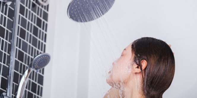 Hindari Kebiasaan Ini Saat Mandi Agar Kulit dan Rambutmu Sehat