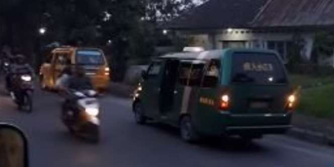 Kena Getahnya! Sopir Angkot Nekat Lawan Arah Dihadang Anggota TNI Seorang Diri