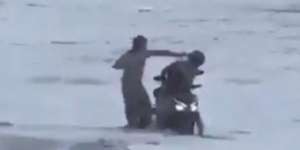 Bule di Bali Bawa Motor Ugal-ugalan Bikin Warga Kesal, Langsung Kena Batunya!
