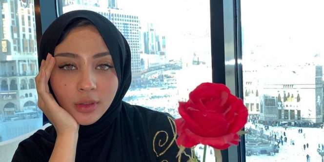 Mirip Kareena Kapoor, Pesona Calon Istri Ali Syakieb Saat Berhijab