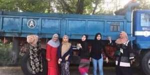 Lagi Foto Bareng, Ibu Paling Ujung Kiri Bikin Netizen Merinding
