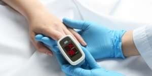 Panduan Membaca Pulse Oximeter Saat Isolasi Mandiri di Rumah