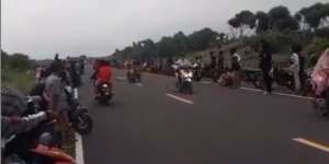 Video Viral Balap Liar di Jember, Pasutri Bawa Balita Diseruduk & Tersungkur