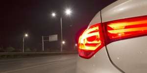 Mengapa Lampu Rem Mobil Berwarna Merah?
