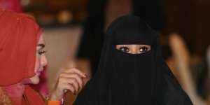 Kisah Soraya Abdullah: Hijrah, Bercadar dan Isu Dinikahi Indra Bruggman