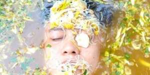 Heboh Youtuber Kuliner Ekstrem Berendam di Kuah Soto Kuning