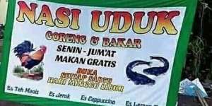 Bagi Nasi Uduk Gratis, Spanduknya Malah Bikin Ngelus Dada