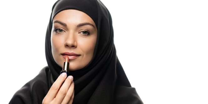 4 Tips Memakai Lipstik Agar Bibirmu Lebih Sehat dan Menarik