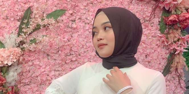 Bergaya ala Model, Benda Nempel di Belakang Baju Putri Delina Bikin Salfok
