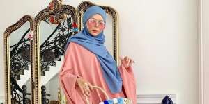 Unik, Padu Padan Denim dan Gamis Syar'i Kasual dari Desainer