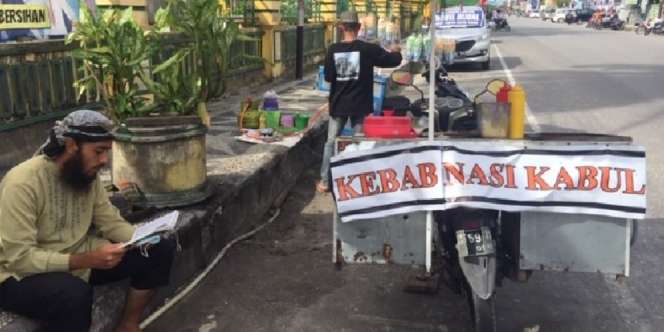 Beristri Dokter, Bule Mualaf Tak Malu Jualan di Pinggir Jalan