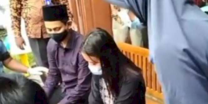 Baru Ditinggal Ibu Lalu Ayah, Gadis Ini Harus Ijab Kabul di Depan Jenazah