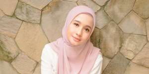 Gaya Modis Laudya Cynthia Bella dengan Blouse Puff Sleeve