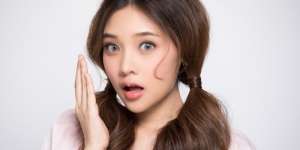 Double Cleansing dengan Micellar Water yang Mengandung Vitamin 