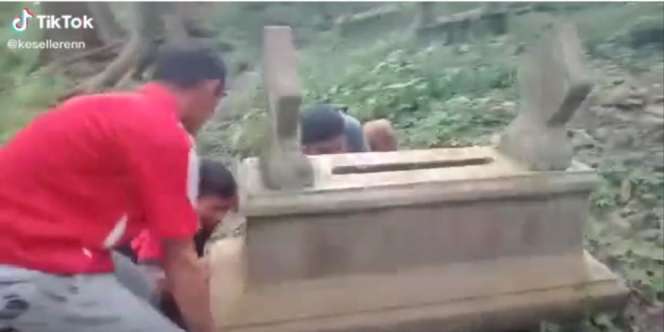 Viral Aksi Pemuda Angkat Batu Nisan, Lihat yang Mereka Cari di Bawahnya