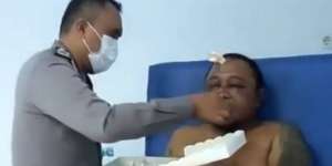 Viral Gembong Preman Pengeroyok Anggota TNI Disuapi Polisi, Netizen: Manja Amat!