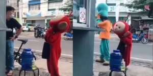 Perlakuan Pria Kepada 2 Bocah Badut Teletubbies yang Lelah Cari Uang Bikin Haru