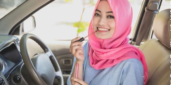 4 Trik Pemakaian Liquid Lipstick untuk Merias Wajah