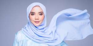 Bebas Bau Apek, Begini Cara Mencuci Hijab di Musim Hujan