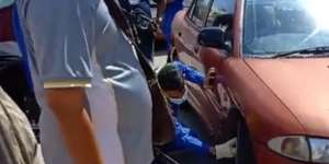 Gempar Ular King Cobra Raksasa Ngadem di Dalam Pelek Mobil Parkir di Depan Bank