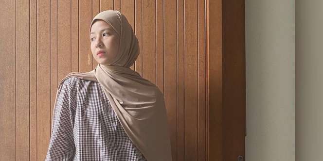 Tanpa Aksesori, Tutorial Gaya Hijab Simpel ala Natasha Rizky