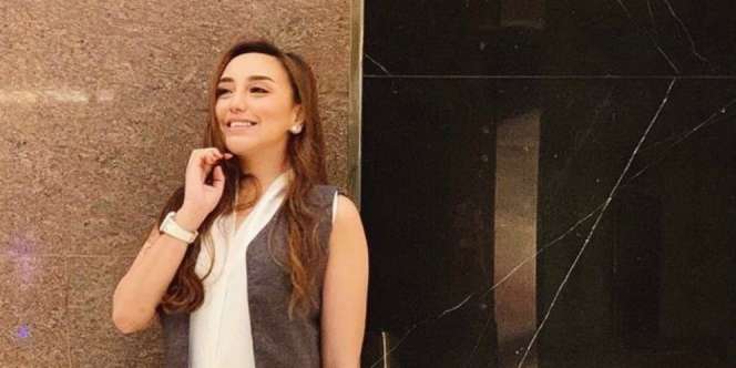 Beli Baju di Pasar Pakai Daster, Penampilan Salmafina Sunan Disorot