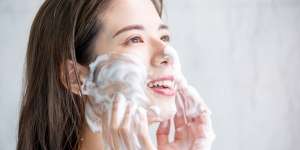 Tips Wujudkan Wajah Glowing dan Kenyal, Rutin Cuci Wajah Jadi Rahasianya