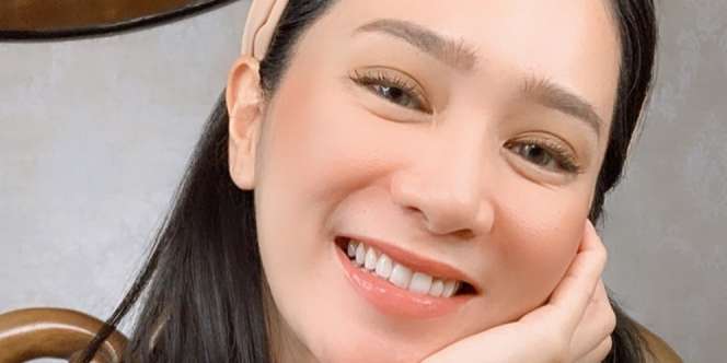 Diapit 2 Pria Gagah, Bagian Tubuh Bunga Zainal Ini Jadi Fokus Bahasan