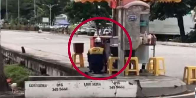 Gadis Terenyuh Lihat Penjual Burger Kaki Lima Selalu Ingat Sholat di Gerainya