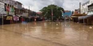 Banjir Kiriman Rendam Kawasan Jatiasih-Cikeas, Jembatan Sampai Tertutup Air